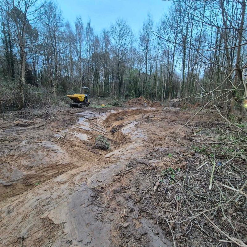 Un chantier dans la forêt avec de la boue