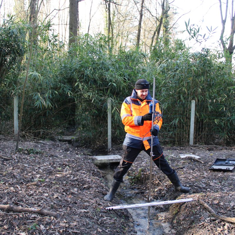 Mesure courantomètre sur le ru de Bessancourt