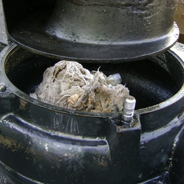 Pompe bouchée à cause de lingettes jetées dans les toilettes