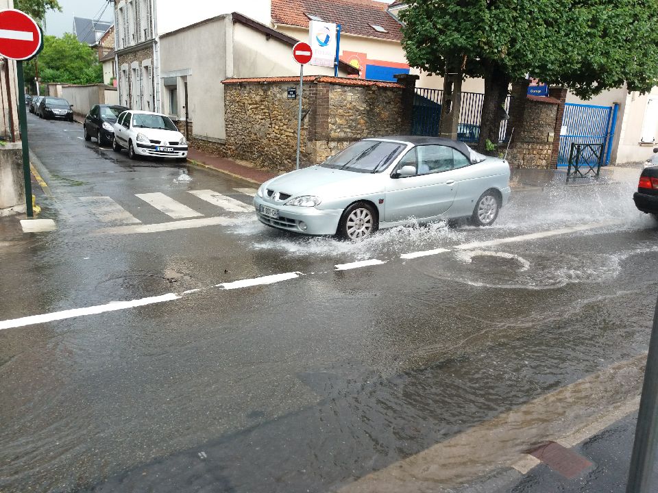 Rue inondée avec une voiture