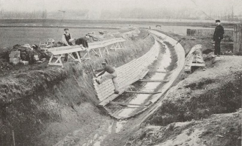 Empierrage des berges du lit du ru de Liesse en 1911
